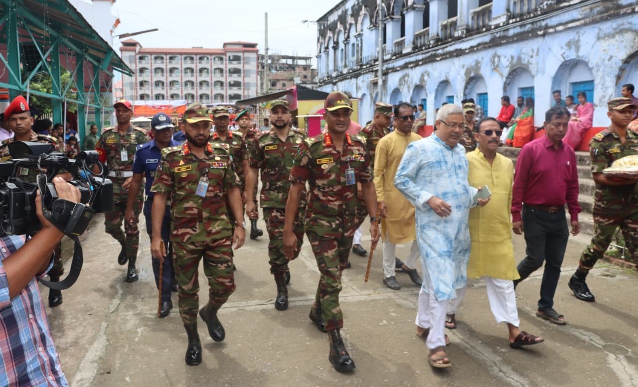 কুমিল্লায় দূর্গাপূজা মন্ডপ পরিদর্শনে ৩৩ পদাতিক ডিভিশনের জিওসি